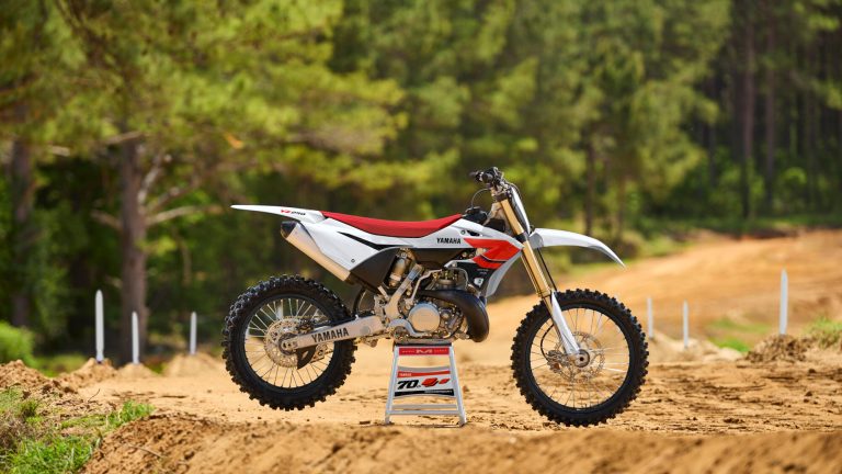 2026-Yamaha-YZ250LCSV-EU-Anniversary_White-Static-002-03