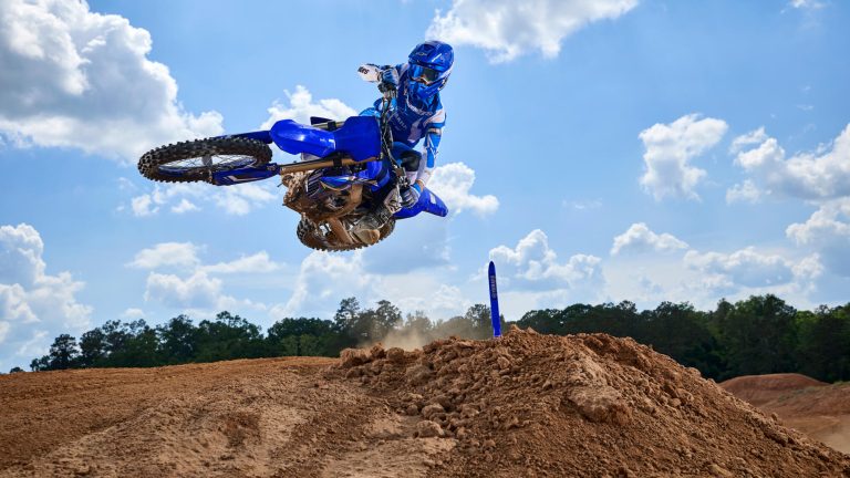 2026-Yamaha-YZ450F-EU-Icon_Blue-Action-002-03