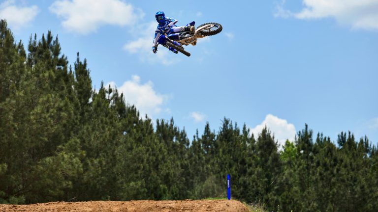 2026-Yamaha-YZ450F-EU-Icon_Blue-Action-004-03