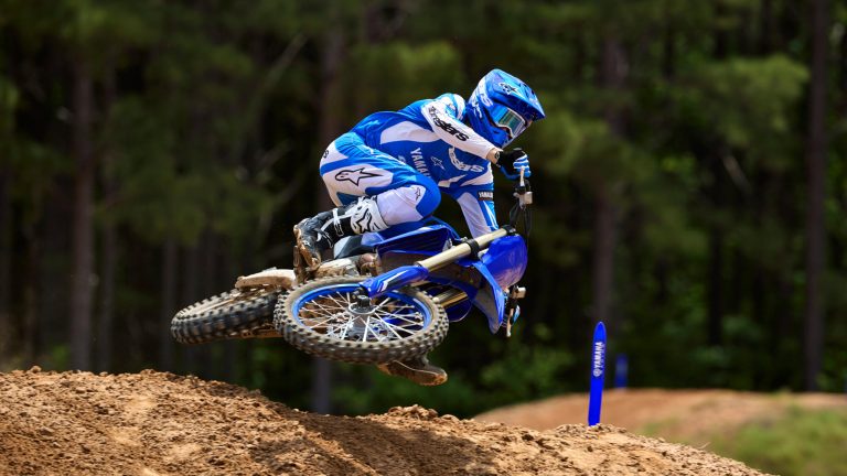 2026-Yamaha-YZ450F-EU-Icon_Blue-Action-007-03