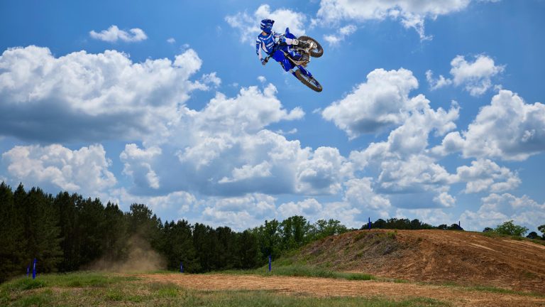 2026-Yamaha-YZ450F-EU-Icon_Blue-Action-009-03