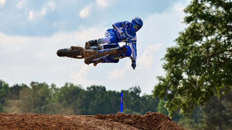 2026-Yamaha-YZ450F-EU-Icon_Blue-Action-010-03