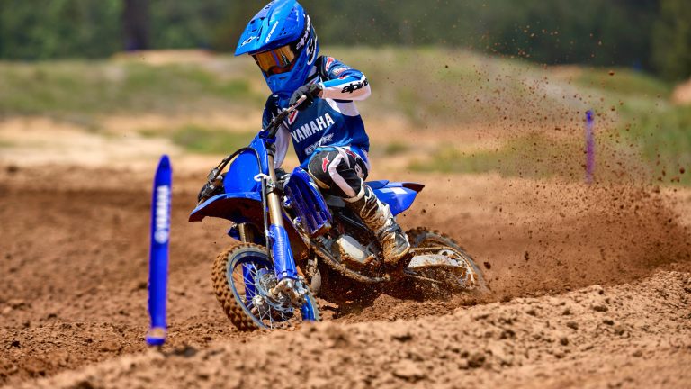 2026-Yamaha-YZ65-EU-Icon_Blue-Action-002-03