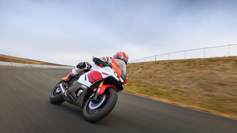 2026-Yamaha-YZF700R7-EU-Anniversary_White-Action-002-03