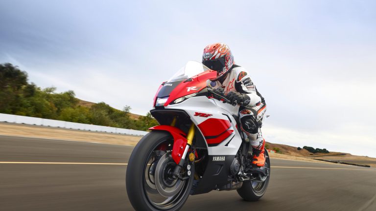 2026-Yamaha-YZF700R7-EU-Anniversary_White-Action-003-03