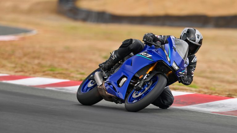 2026-Yamaha-YZF700R7-EU-Icon_Blue-Action-001-03