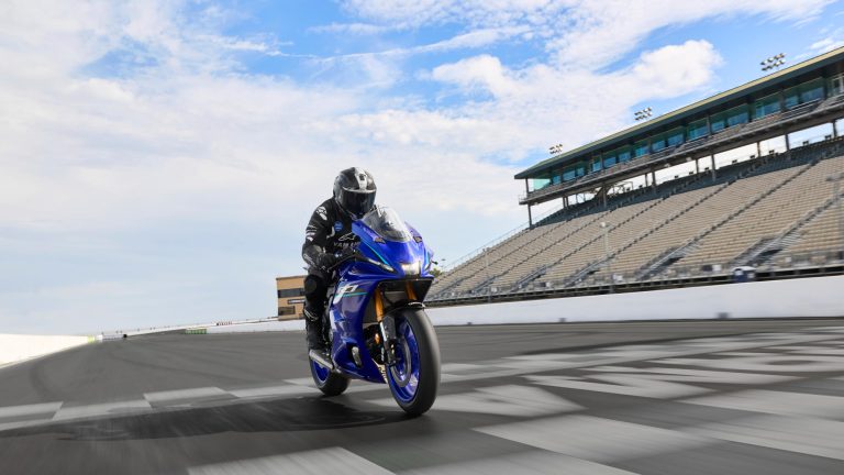 2026-Yamaha-YZF700R7-EU-Icon_Blue-Action-003-03