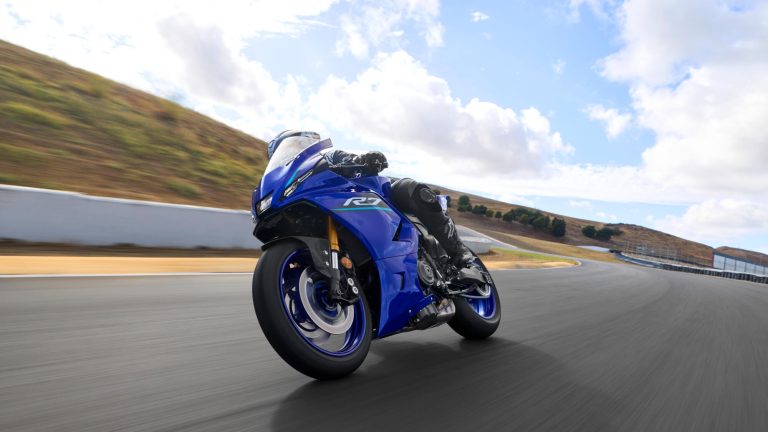 2026-Yamaha-YZF700R7-EU-Icon_Blue-Action-007-03