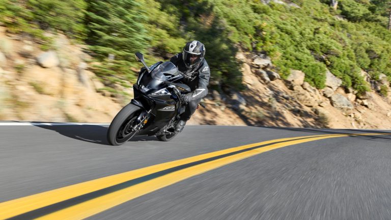 2026-Yamaha-YZF700R7-EU-Midnight_Black-Action-003-03