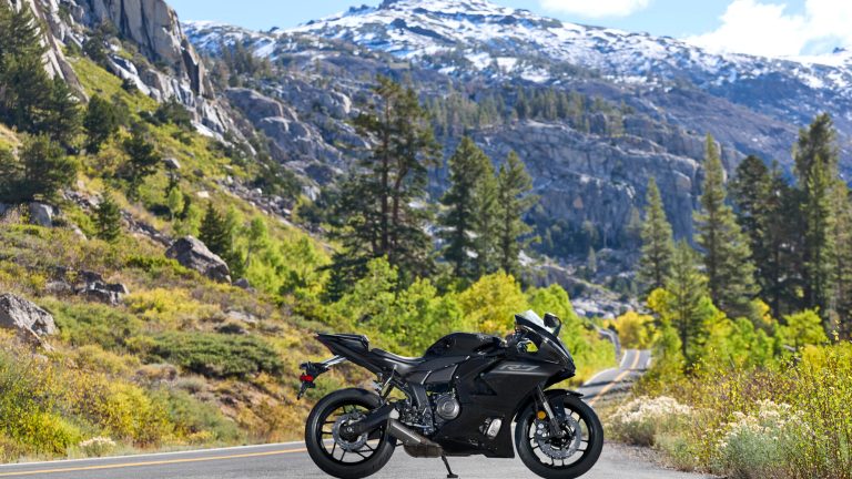 2026-Yamaha-YZF700R7-EU-Midnight_Black-Static-001-03