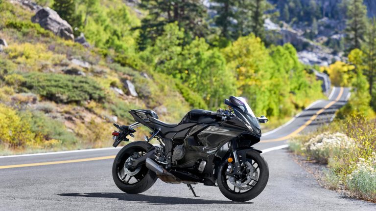 2026-Yamaha-YZF700R7-EU-Midnight_Black-Static-002-03