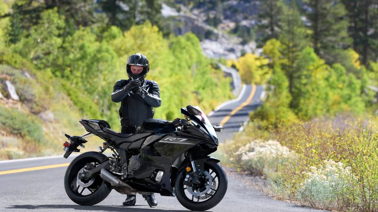 2026-Yamaha-YZF700R7-EU-Midnight_Black-Static-008-03