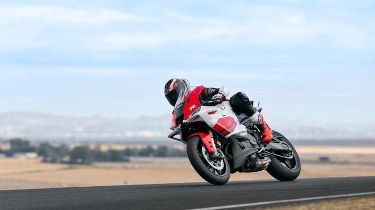 2026-Yamaha-YZF900R9-EU-Anniversary_White-Action-002-03