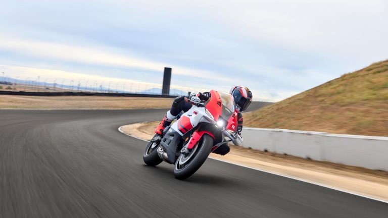 2026-Yamaha-YZF900R9-EU-Anniversary_White-Action-003-03