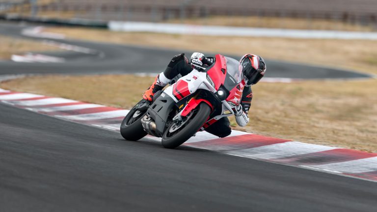 2026-Yamaha-YZF900R9-EU-Anniversary_White-Action-006-03