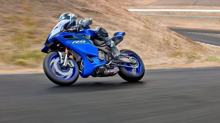 2026-Yamaha-YZF900R9-EU-Icon_Blue-Action-003-03