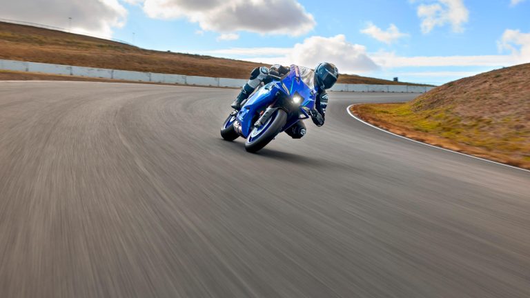 2026-Yamaha-YZF900R9-EU-Icon_Blue-Action-006-03