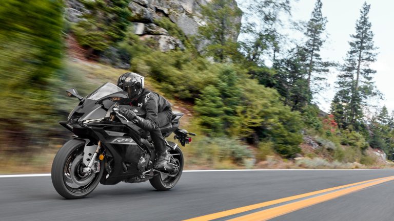 2026-Yamaha-YZF900R9-EU-Tech_Black-Action-001-03