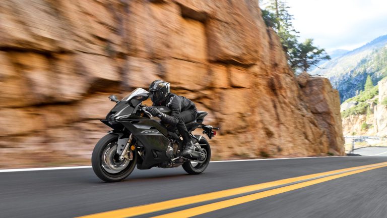 2026-Yamaha-YZF900R9-EU-Tech_Black-Action-002-03