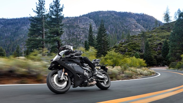 2026-Yamaha-YZF900R9-EU-Tech_Black-Action-003-03