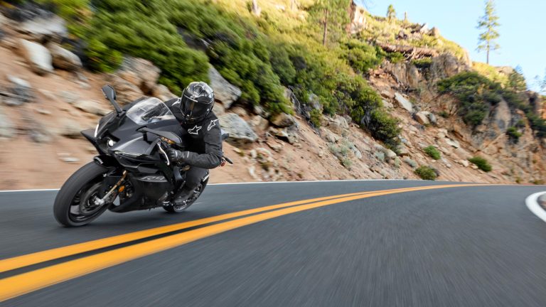 2026-Yamaha-YZF900R9-EU-Tech_Black-Action-004-03