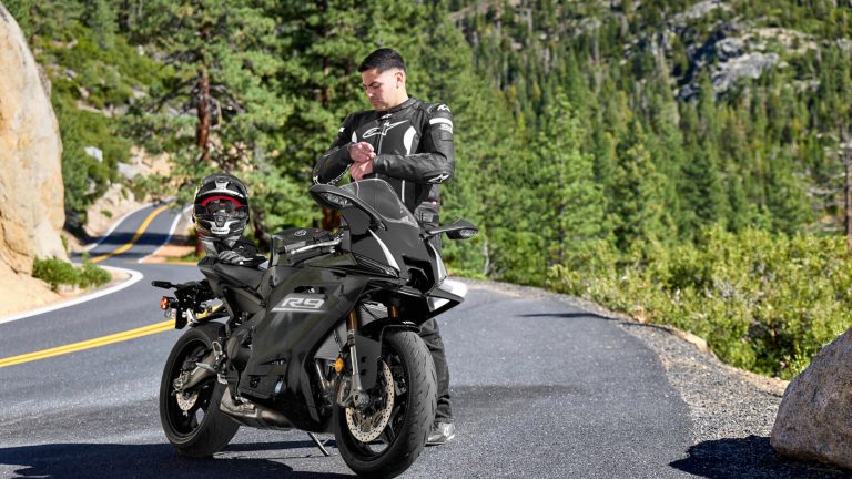 2026-Yamaha-YZF900R9-EU-Tech_Black-Static-002-03