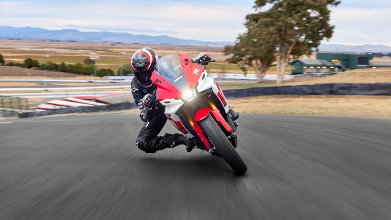 2026-Yamaha-YZFR320-EU-Anniversary_White-Action-002-03