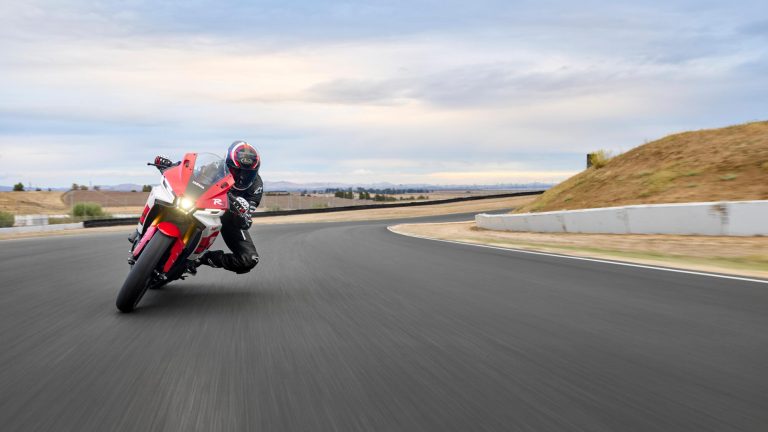 2026-Yamaha-YZFR320-EU-Anniversary_White-Action-005-03