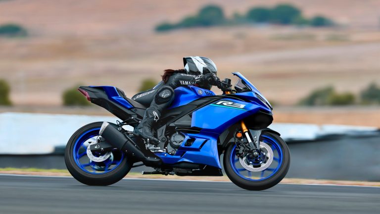 2026-Yamaha-YZFR320-EU-Icon_Blue-Action-003-03