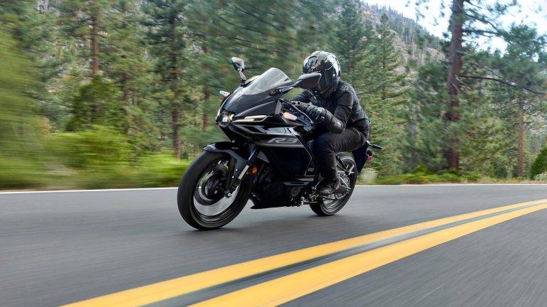 2026-Yamaha-YZFR320-EU-Midnight_Black-Action-001-03