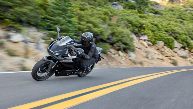 2026-Yamaha-YZFR320-EU-Midnight_Black-Action-003-03