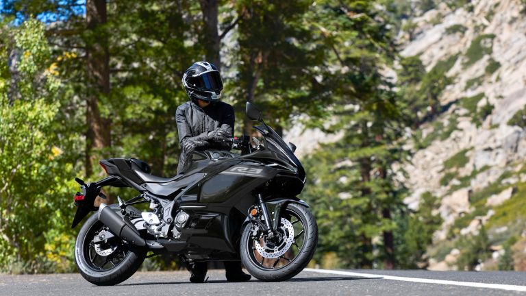 2026-Yamaha-YZFR320-EU-Midnight_Black-Static-003-03